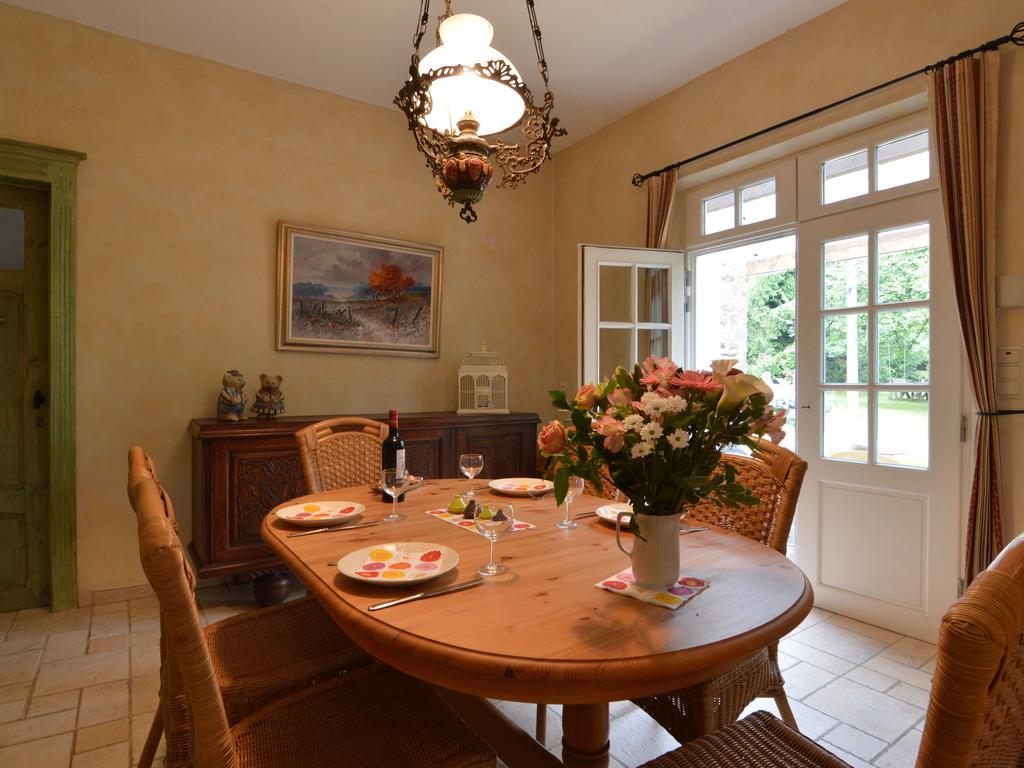 Oizy Furnished Bungalow In Monceau En Ardenne With Garden Barbecue الغرفة الصورة